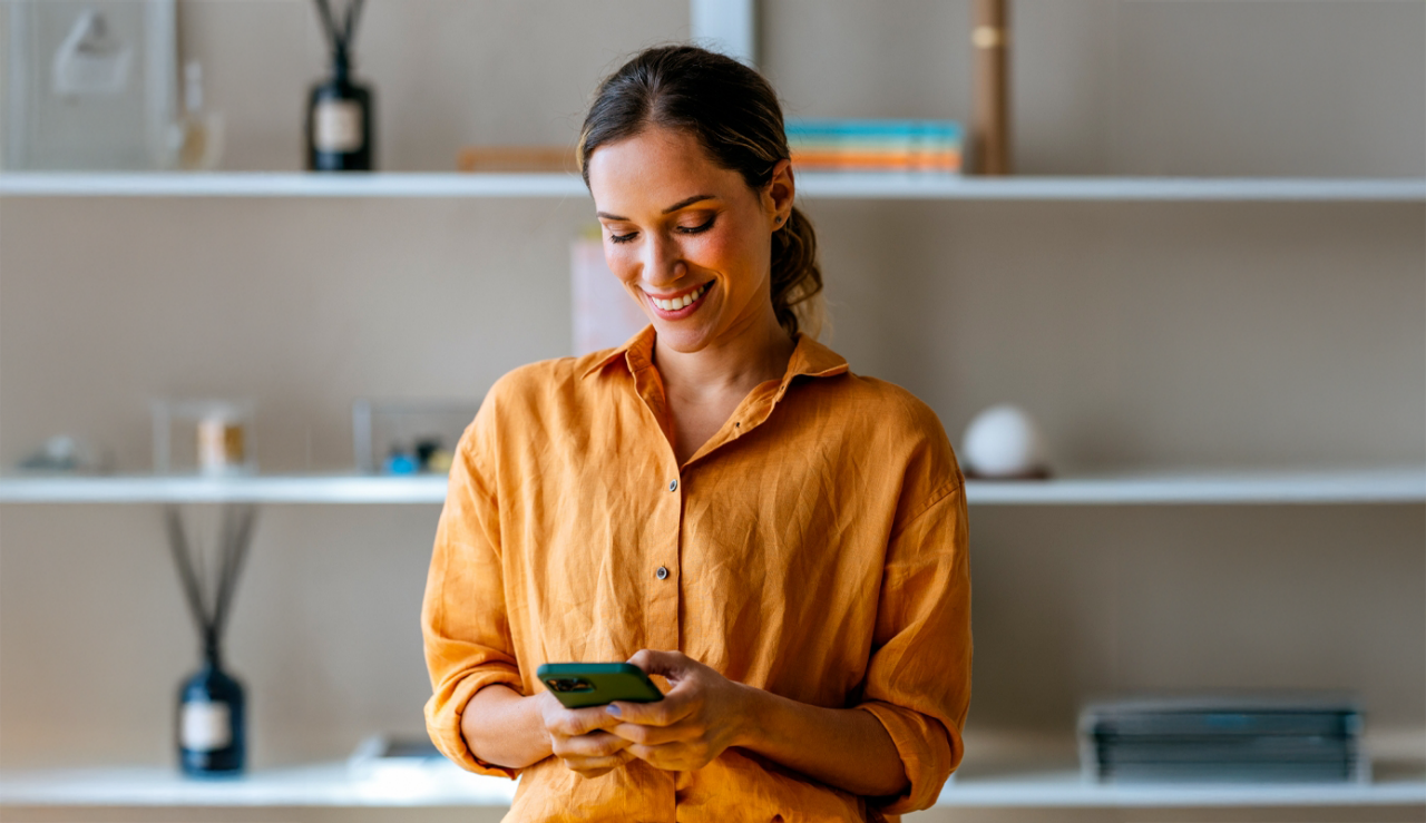 Mujer leyendo la pantalla de su teléfono móvil